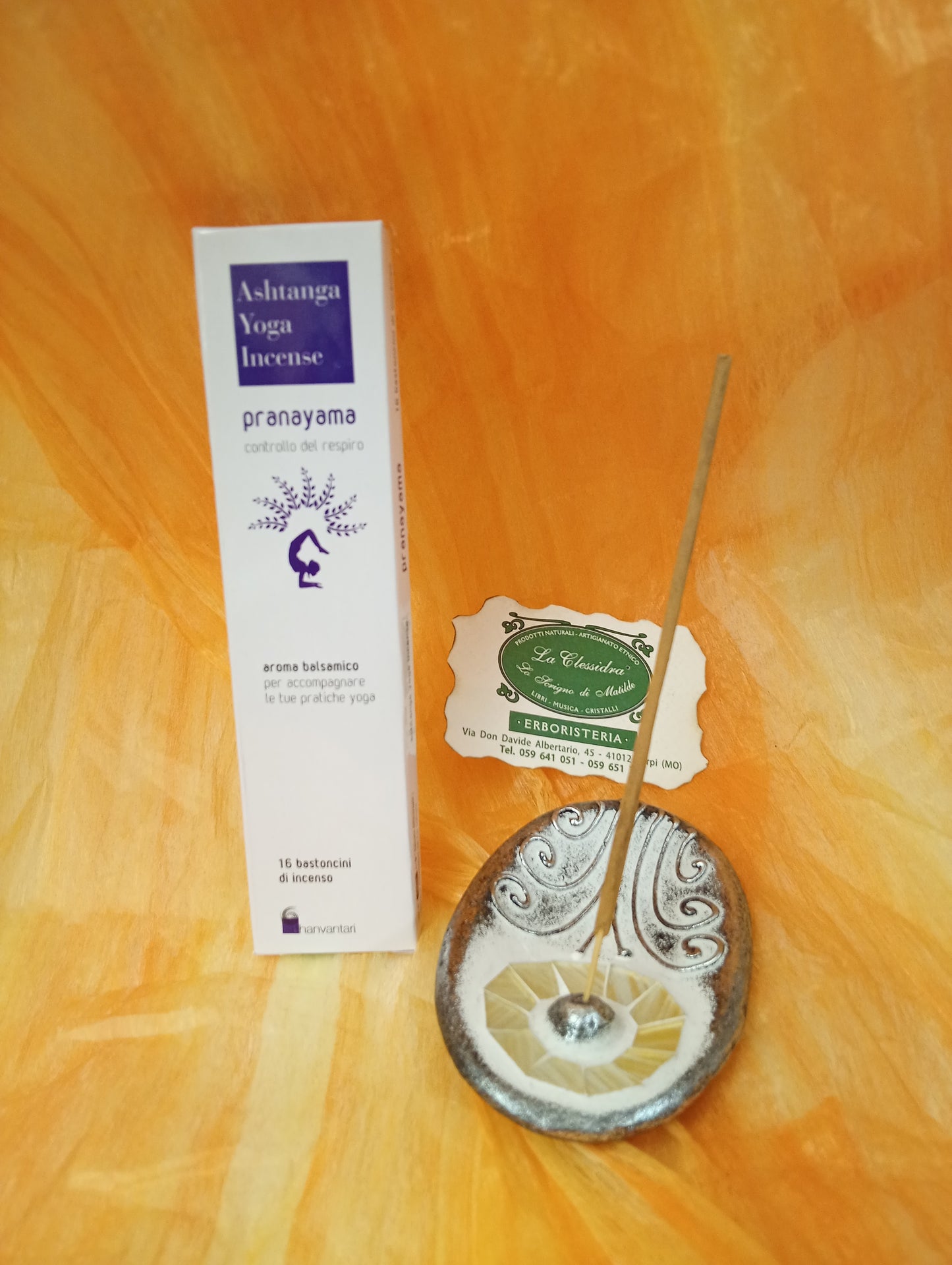 Incenso ayurvedico Pranayama Controllo del respiro Dhanvantari in portaincenso ovale con biglietto Erboristeria La Clessidra Carpi.