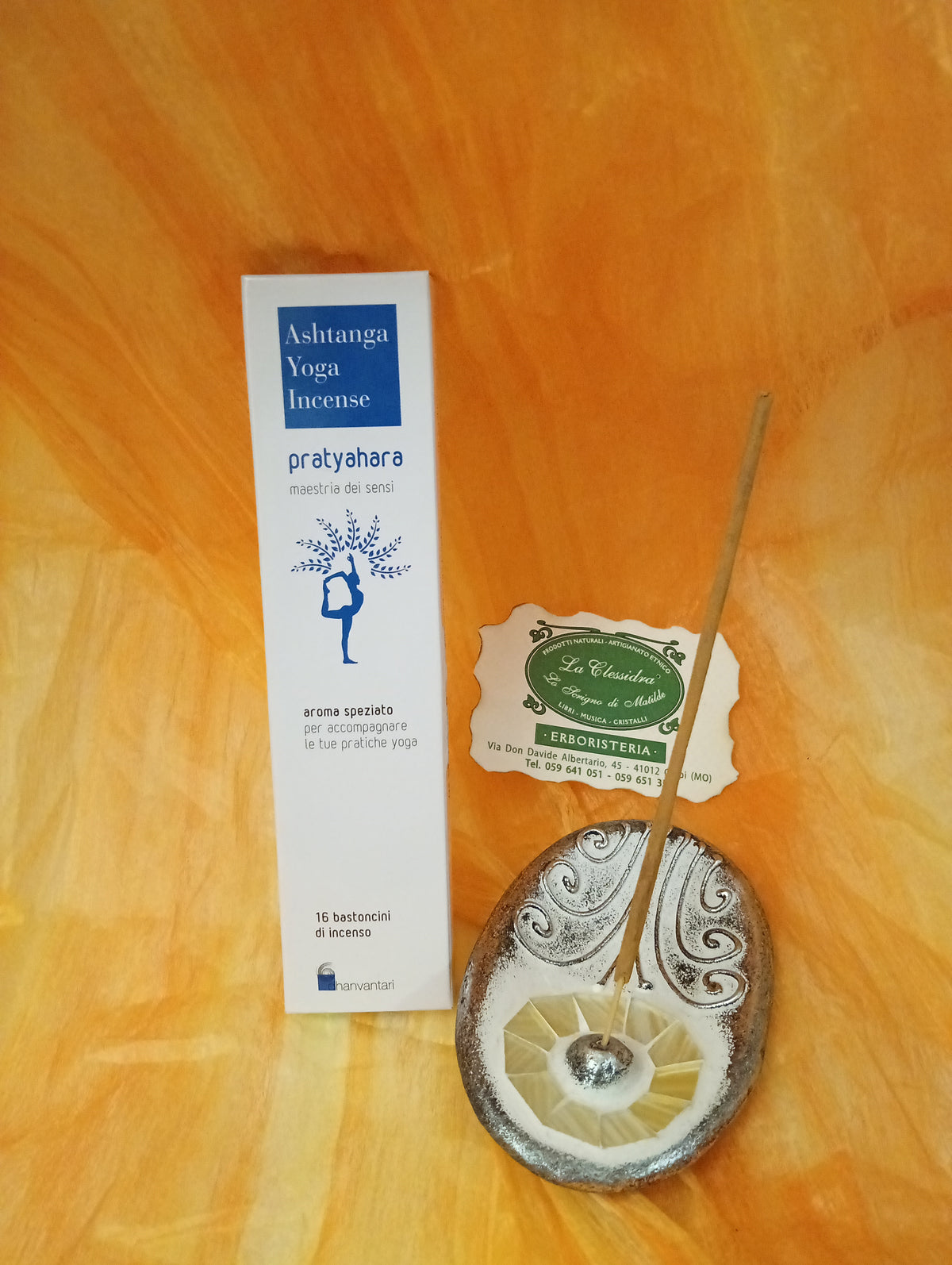 Incenso ayurvedico Pratyahara Maestria dei sensi Dhanvantari in portaincenso ovale con biglietto Erboristeria La Clessidra Carpi.