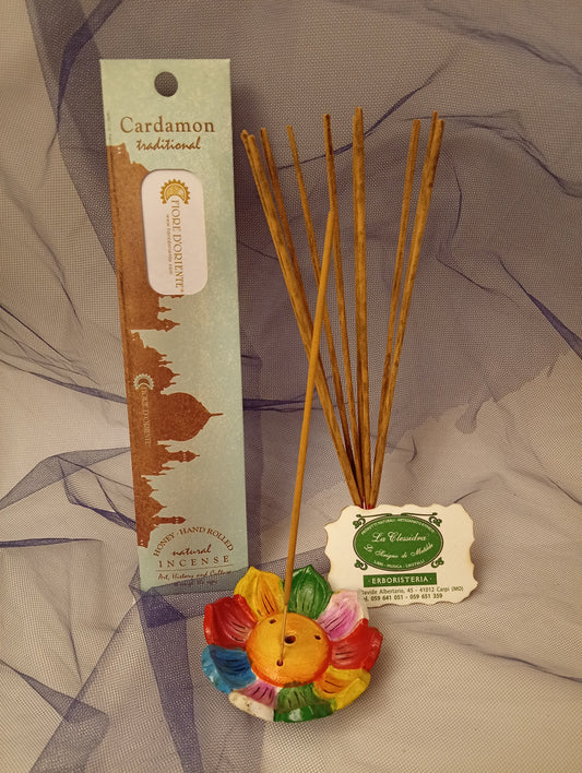 Incenso Cardamon Cardamomo Fiore d'Oriente Linea Traditional, astuccio con mazzetto di bastoncini, portaincenso a loto in coccio, biglietto da visita e velo di organza da Erboristeria La Clessidra Carpi.
