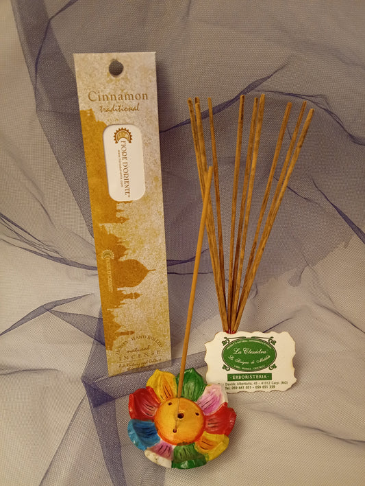 Incenso Cinnamon Cannella Fiore d'Oriente Linea Traditional, astuccio con mazzetto di bastoncini, portaincenso a loto in coccio, biglietto da visita e velo di organza da Erboristeria La Clessidra Carpi.