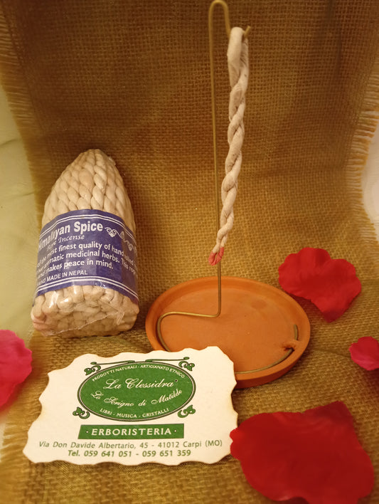 Incenso a corda nepalese Himalayan Spice, con confezione viola e treccia sospesa sopra un piattino in terracotta all’Erboristeria La Clessidra Carpi.