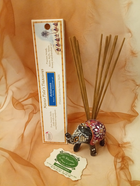 Incenso Antistress Fiore d'Oriente Linea Marco Polo's Treasures con astuccio ben visibile, mazzetto di incensi, biglietto da visita e velo come sfondo, esposto da Erboristeria La Clessidra Carpi.