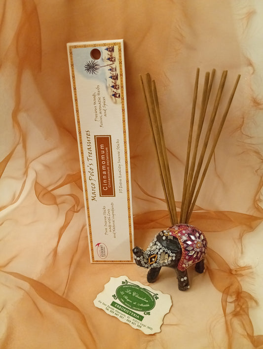 Incenso Cinnamomum Cannella Fiore d'Oriente Linea Marco Polo's Treasures con astuccio ben visibile, mazzetto di incensi ed elefantino portaincenso esposto in negozio da Erboristeria La Clessidra Carpi.