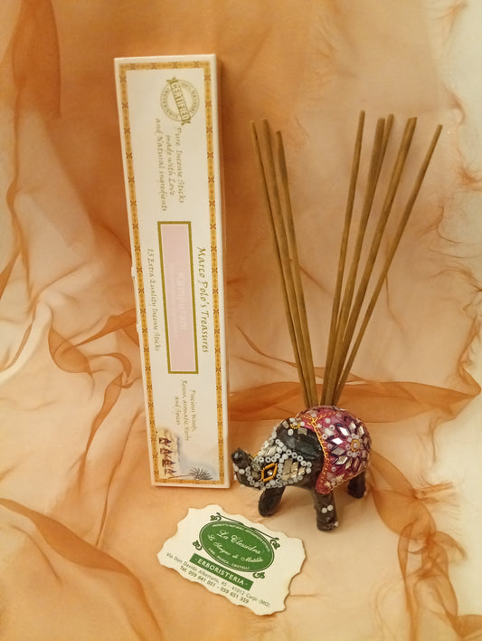 Incenso Khampuram Canfora Fiore d'Oriente Linea Marco Polo's Treasures con astuccio visibile, mazzetto di incensi ed elefantino portaincenso esposto in negozio da Erboristeria La Clessidra Carpi.