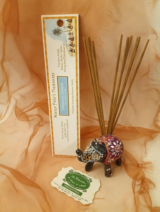 Incenso Olibanum Ethiopia Fiore d'Oriente Linea Marco Polo's Treasures con astuccio visibile, mazzetto di incensi ed elefantino portaincenso esposto in negozio da Erboristeria La Clessidra Carpi.