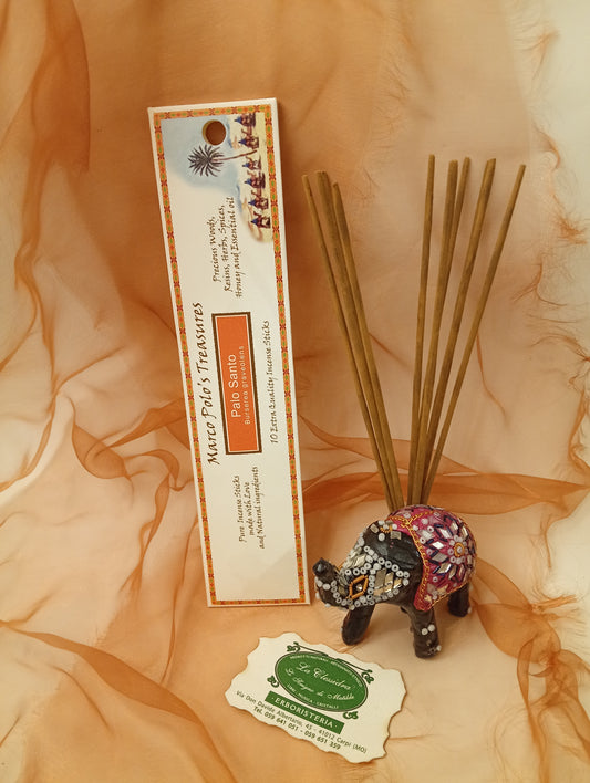 Incenso Palo Santo Fiore d'Oriente Linea Marco Polo's Treasures con astuccio visibile, mazzetto di incensi ed elefantino portaincenso esposto in negozio da Erboristeria La Clessidra Carpi.
