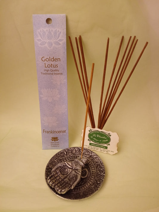 Incenso Frankincense Olibano Fiore d'Oriente Linea Golden Lotus, astuccio con mazzetto di bastoncini aperti in piedi, portaincenso in metallo con mano e biglietto da visita esposti da Erboristeria La Clessidra Carpi.