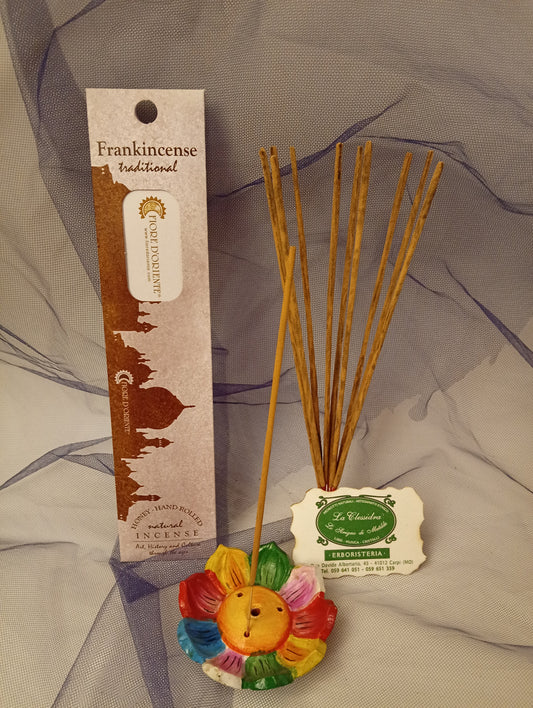 Incenso Frankincense Olibano Fiore d'Oriente Linea Traditional, astuccio con mazzetto di bastoncini, portaincenso a loto in coccio, biglietto da visita e velo di organza da Erboristeria La Clessidra Carpi.