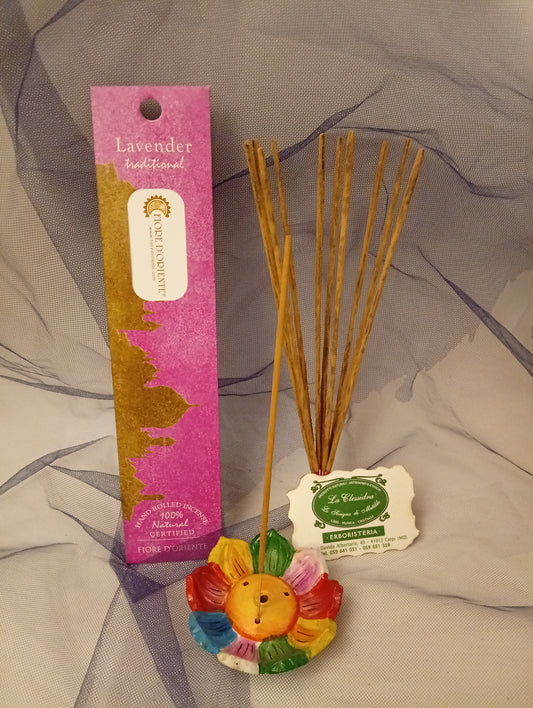 Incenso Lavender Lavanda Fiore d'Oriente Linea Traditional, astuccio con mazzetto di bastoncini, portaincenso a loto in coccio, biglietto da visita e velo di organza da Erboristeria La Clessidra Carpi.