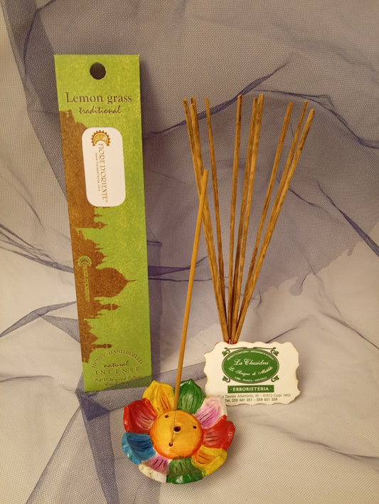 Incenso Lemongrass Citronella Fiore d'Oriente Linea Traditional, astuccio con mazzetto di bastoncini, portaincenso a loto in coccio, biglietto da visita e velo di organza da Erboristeria La Clessidra Carpi.