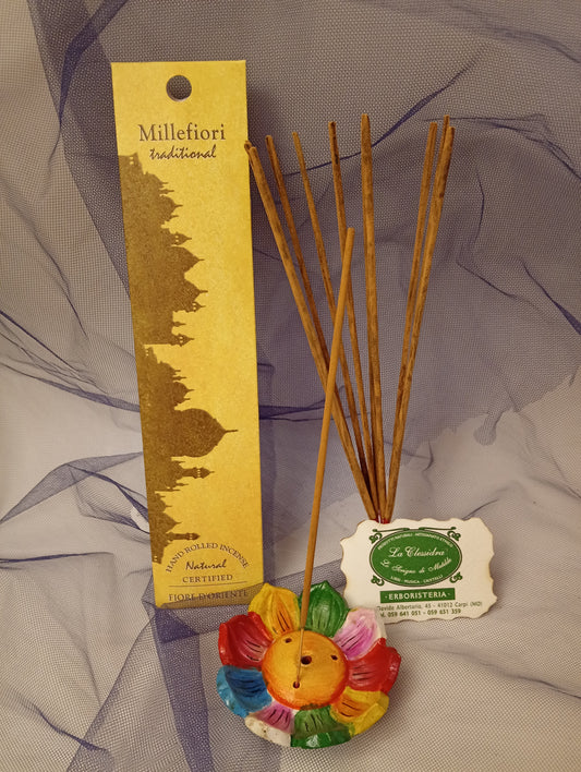 Incenso Millefiori Fiore d'Oriente Linea Traditional, astuccio con mazzetto di bastoncini, portaincenso a loto in coccio, biglietto da visita e velo di organza da Erboristeria La Clessidra Carpi.