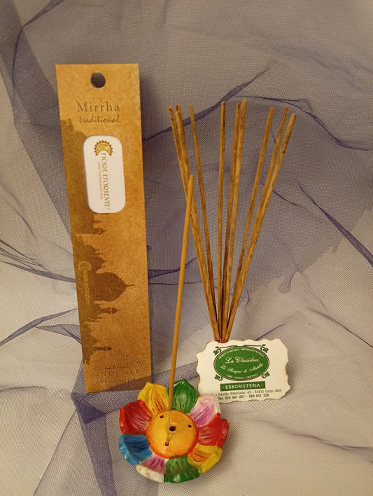 Incenso Mirrha Mirra Fiore d'Oriente Linea Traditional, astuccio con mazzetto di bastoncini, portaincenso a loto in coccio, biglietto da visita e velo di organza da Erboristeria La Clessidra Carpi.