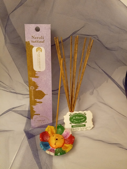 Incenso Neroli Fiori d'Arancio Fiore d'Oriente Linea Traditional, astuccio con mazzetto di bastoncini, portaincenso a loto in coccio, biglietto da visita e velo di organza da Erboristeria La Clessidra Carpi.