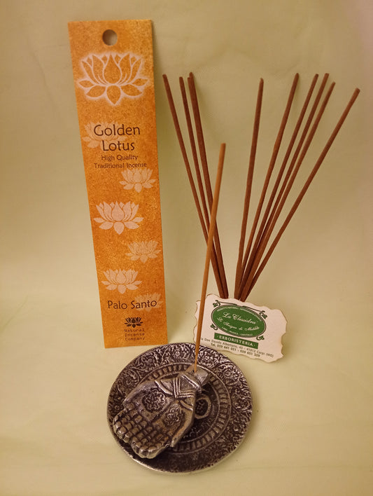 Incenso Palo Santo Fiore d'Oriente Linea Golden Lotus, astuccio con mazzetto di bastoncini aperti in piedi, portaincenso in metallo con mano e biglietto da visita esposti da Erboristeria La Clessidra Carpi.