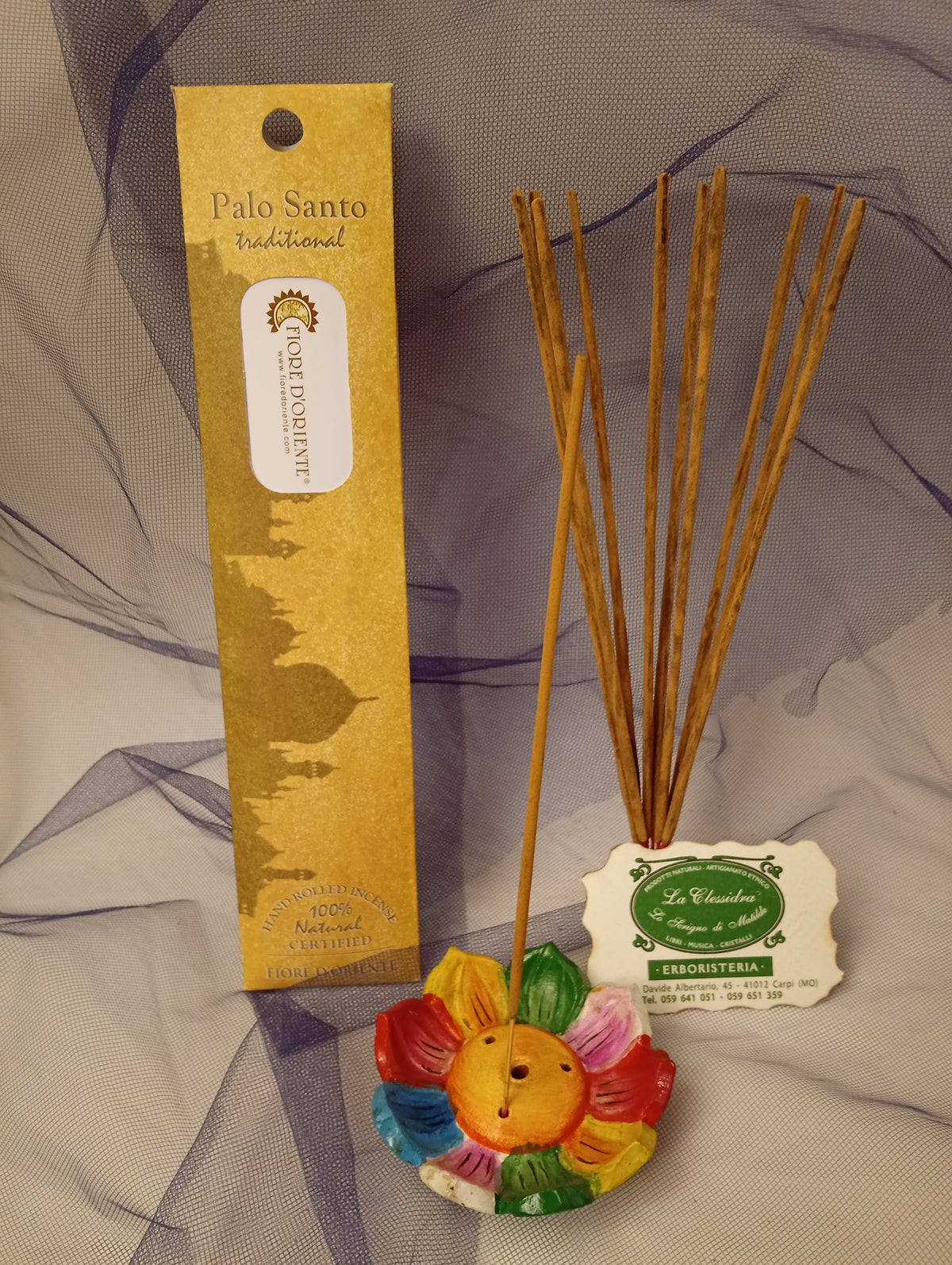 Incenso Palo Santo Fiore d'Oriente Linea Traditional, astuccio con mazzetto di bastoncini, portaincenso a loto in coccio, biglietto da visita e velo di organza da Erboristeria La Clessidra Carpi.