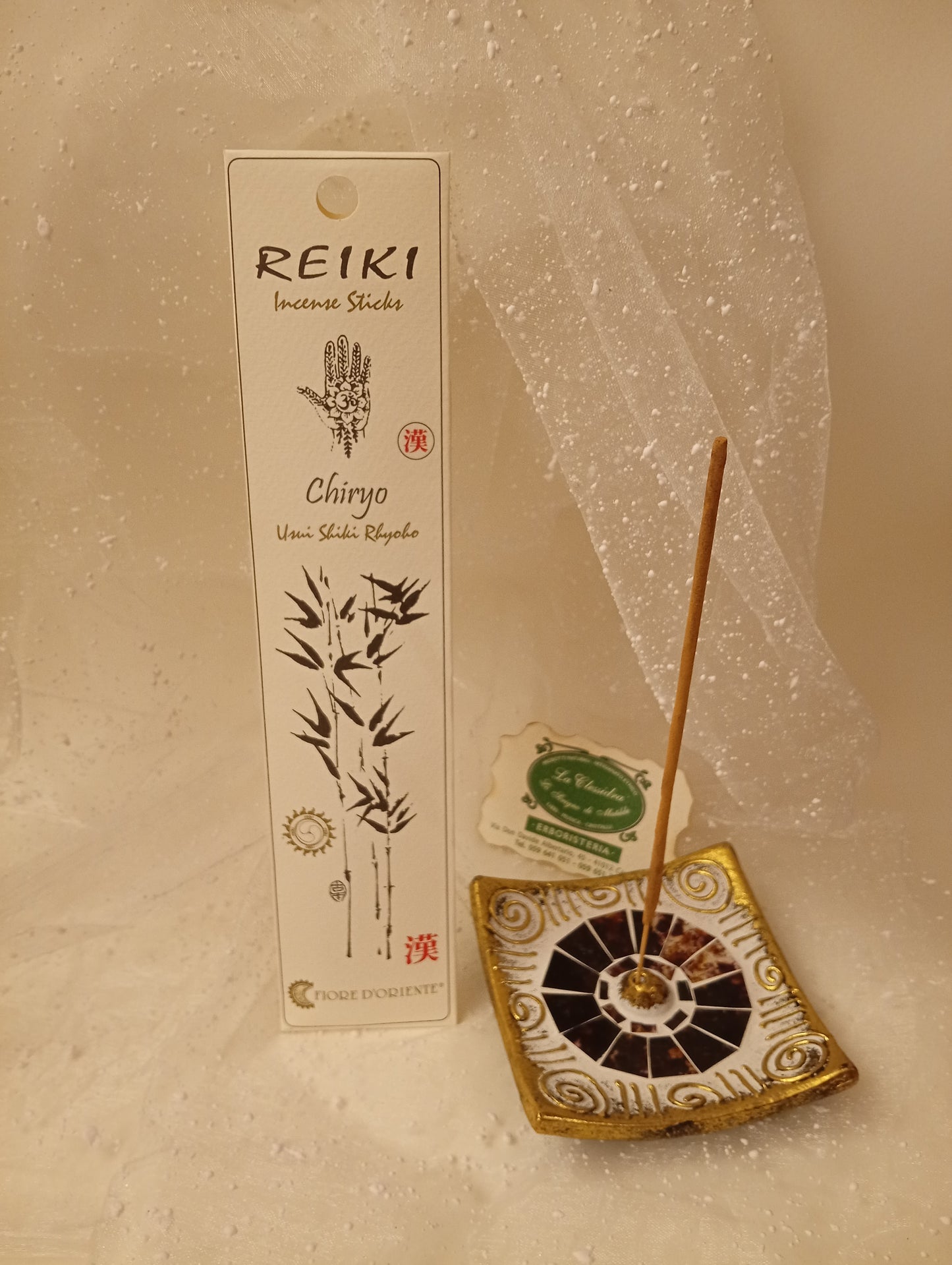Incenso Reiki Chiryo Fiore d'Oriente scatola e portaincenso su sfondo chiaro - Erboristeria La Clessidra Carpi