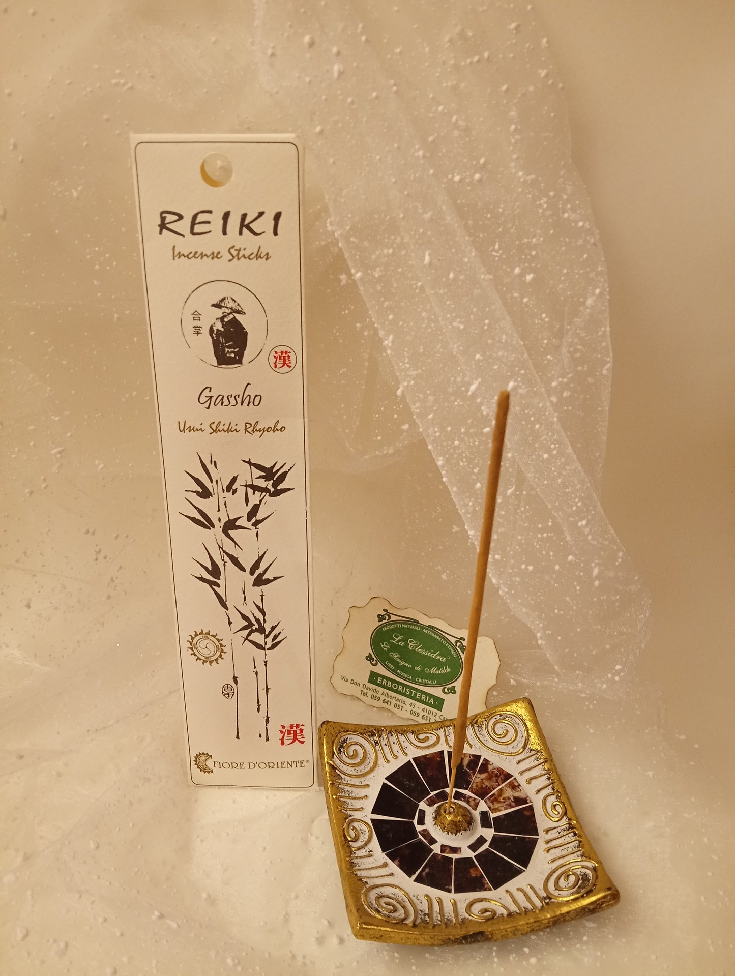 Incenso Reiki Gassho Fiore d'Oriente scatola e portaincenso su sfondo chiaro - Erboristeria La Clessidra Carpi