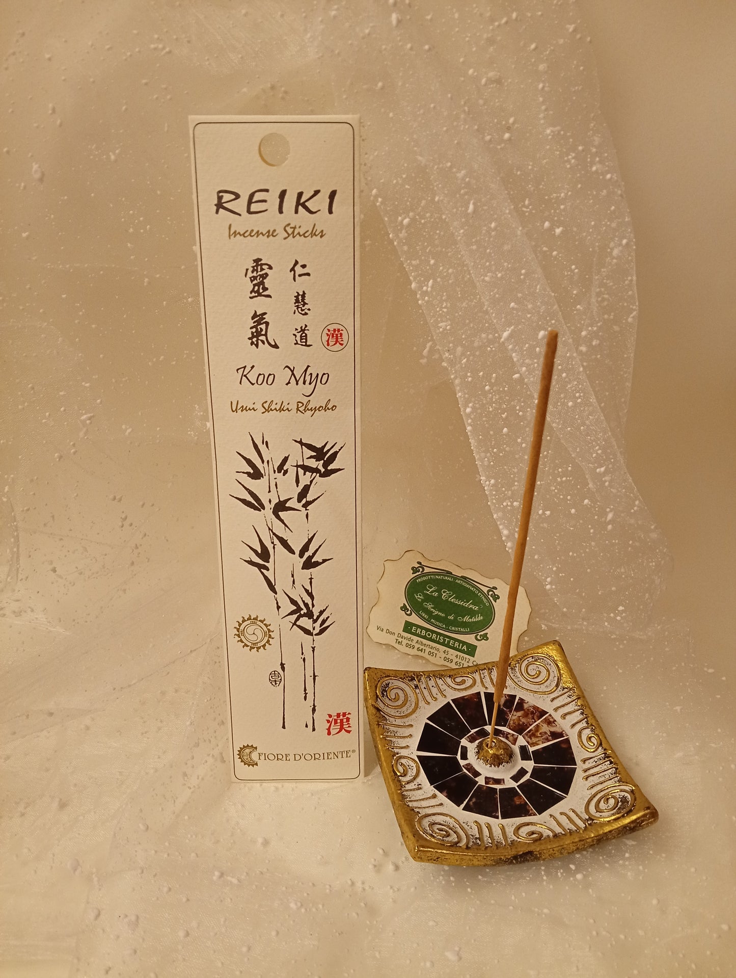 Incenso Reiki Koo Myo Fiore d'Oriente scatola e portaincenso su sfondo chiaro - Erboristeria La Clessidra Carpi