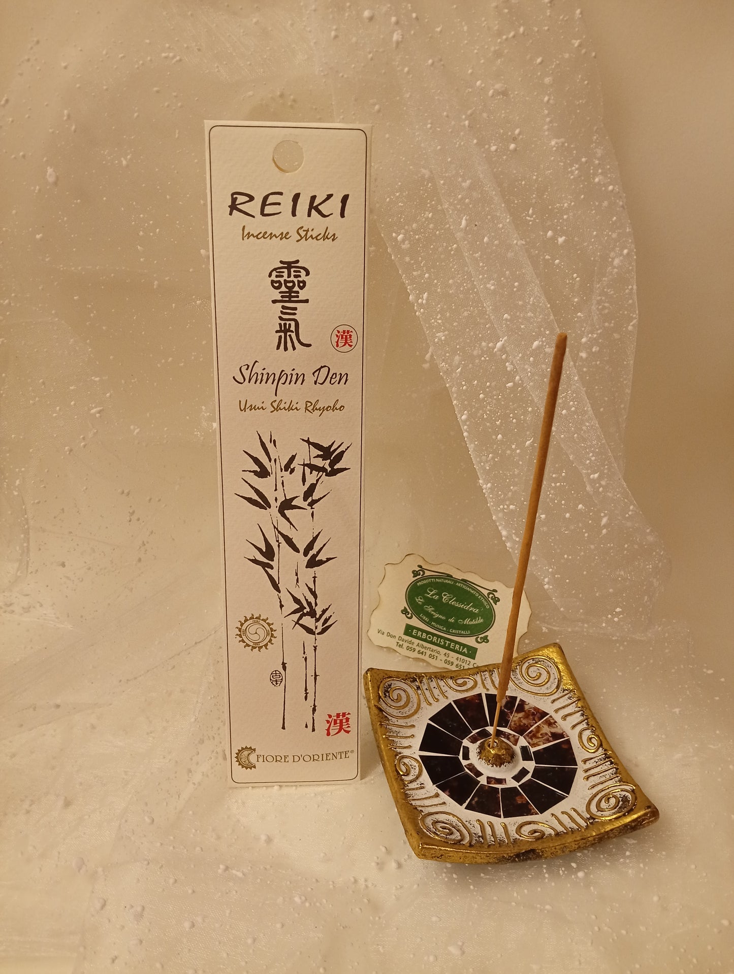 Incenso Reiki Shinpiden Fiore d'Oriente scatola e portaincenso su sfondo chiaro - Erboristeria La Clessidra Carpi