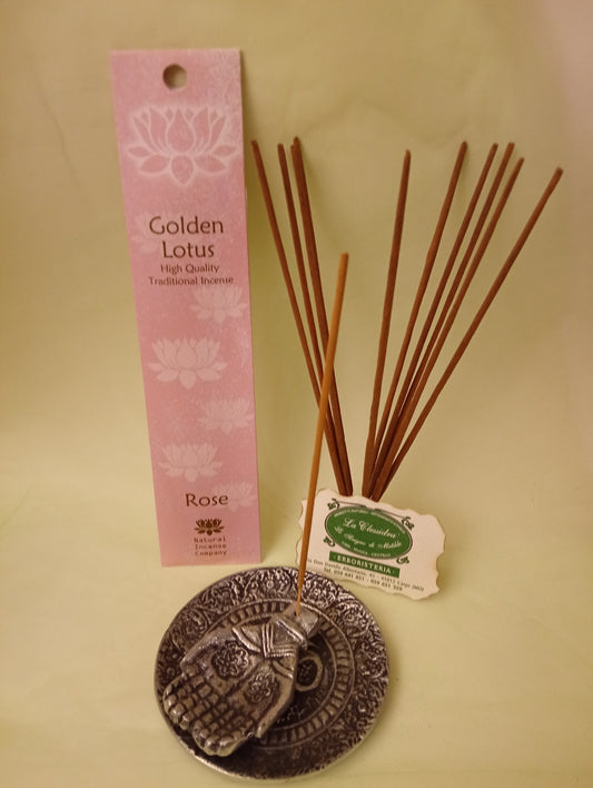 Incenso Rose Rosa Fiore d'Oriente Linea Golden Lotus, astuccio con mazzetto di bastoncini aperti in piedi, portaincenso in metallo con mano e biglietto da visita esposti da Erboristeria La Clessidra Carpi.