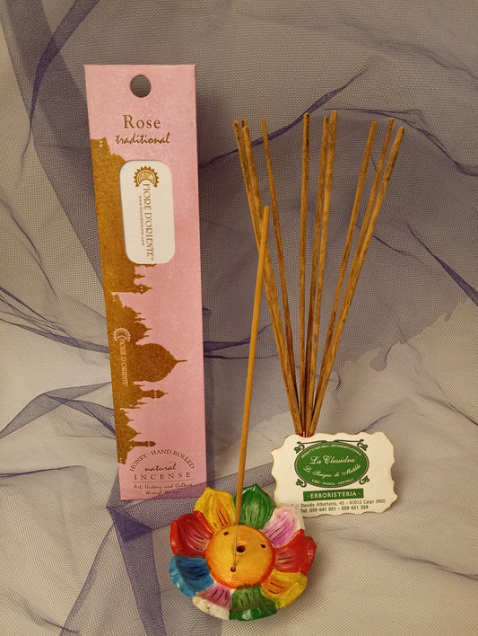 Incenso Rose Rosa Fiore d'Oriente Linea Traditional, astuccio con mazzetto di bastoncini, portaincenso a loto in coccio, biglietto da visita e velo di organza da Erboristeria La Clessidra Carpi.