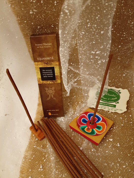 Incenso Tibetano del Buon Auspicio Dhanvantari Equanimità esposto nel negozio La Clessidra a Carpi, con astuccio, bastoncini e portaincenso nepalese in legno dipinto a mano.