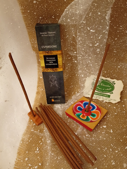 Incenso Tibetano del Buon Auspicio Dhanvantari Espansione esposto nel negozio La Clessidra a Carpi, con astuccio, bastoncini e portaincenso nepalese in legno dipinto a mano