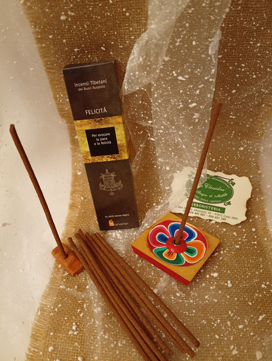 Incenso Tibetano del Buon Auspicio Dhanvantari Felicità esposto nel negozio La Clessidra a Carpi, con astuccio, bastoncini e portaincenso nepalese in legno dipinto a mano