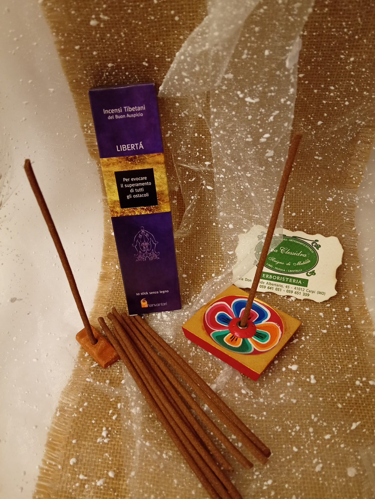 Incenso Tibetano del Buon Auspicio Dhanvantari Libertà esposto nel negozio La Clessidra a Carpi, con astuccio, bastoncini e portaincenso nepalese in legno dipinto a mano.