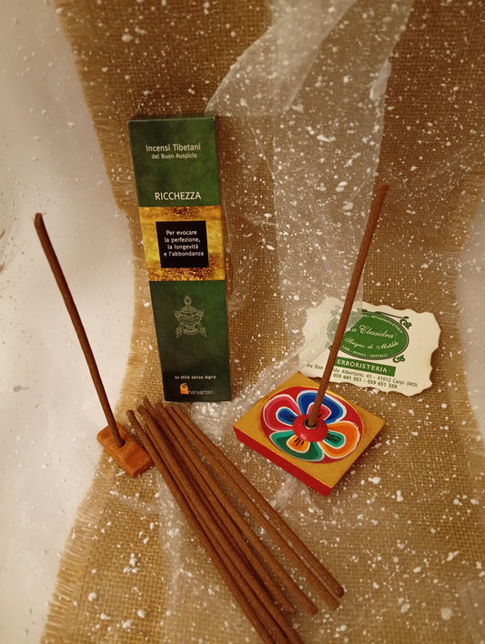 Incenso Tibetano del Buon Auspicio Dhanvantari Ricchezza esposto nel negozio La Clessidra a Carpi, con astuccio, bastoncini e portaincenso nepalese in legno dipinto a mano.