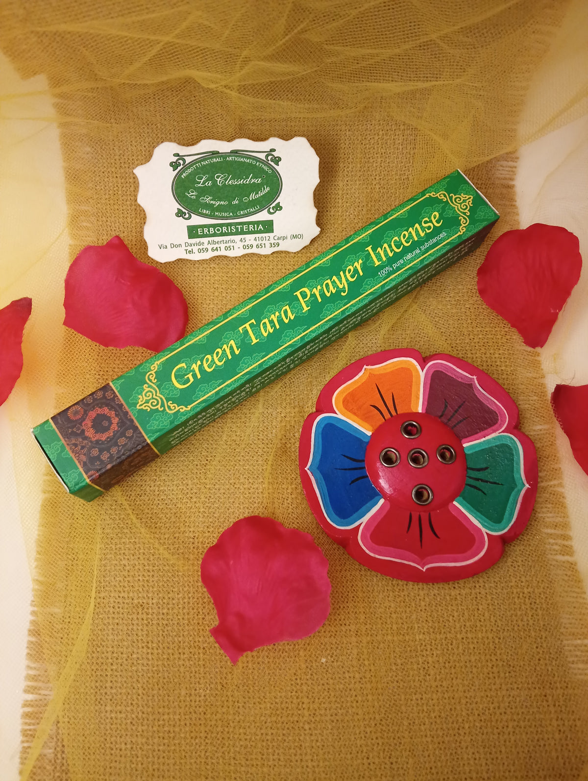 Confezione di incenso tibetano Green Tara Prayer Himalayan Arts con portaincenso a fiore colorato, petali di rosa e biglietto di Erboristeria La Clessidra Carpi su tessuto dorato