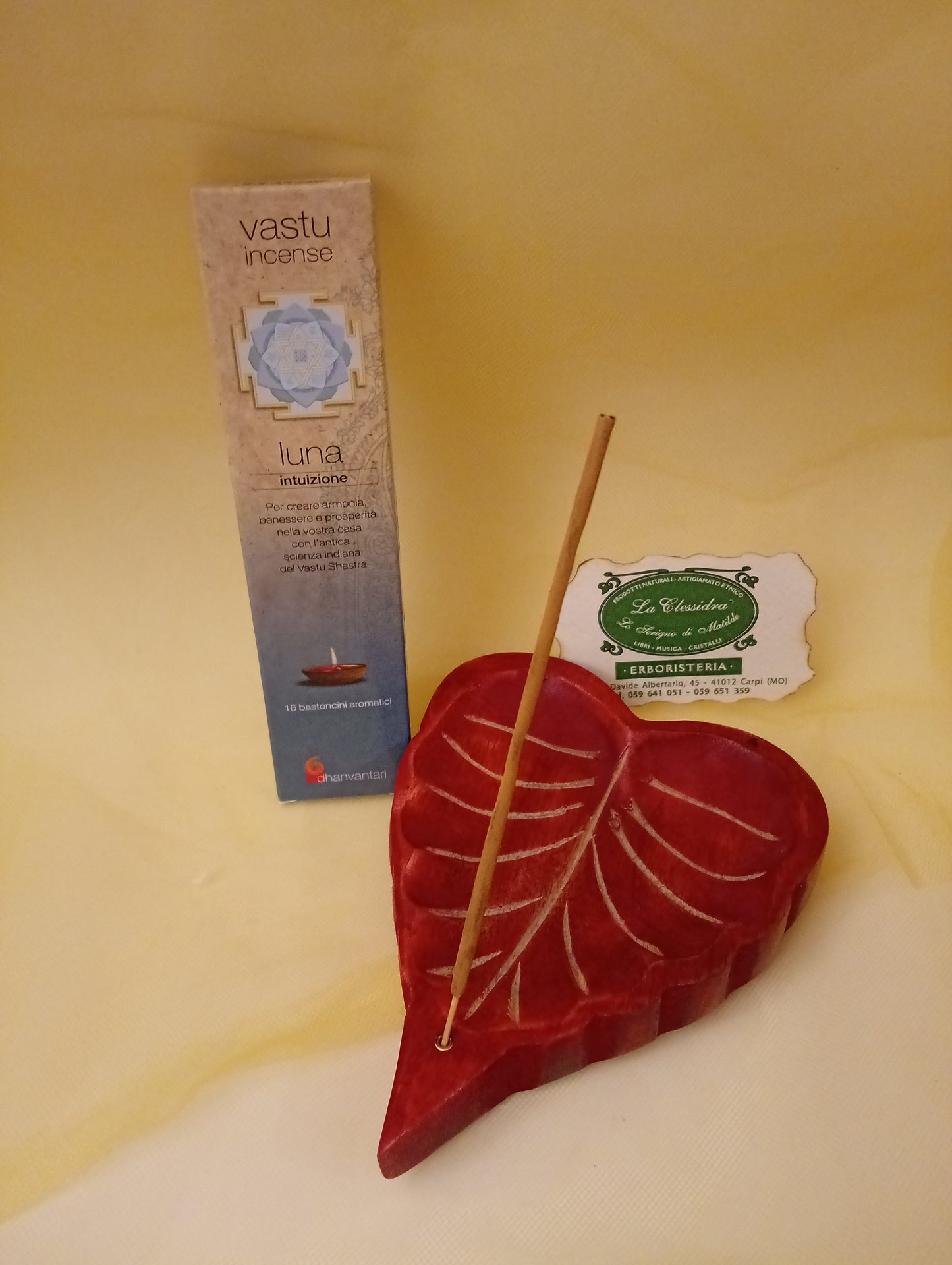 Incenso ayurvedico Luna Intuizione Dhanvantari in portaincenso a foglia rosso con biglietto da visita da Erboristeria La Clessidra Carpi