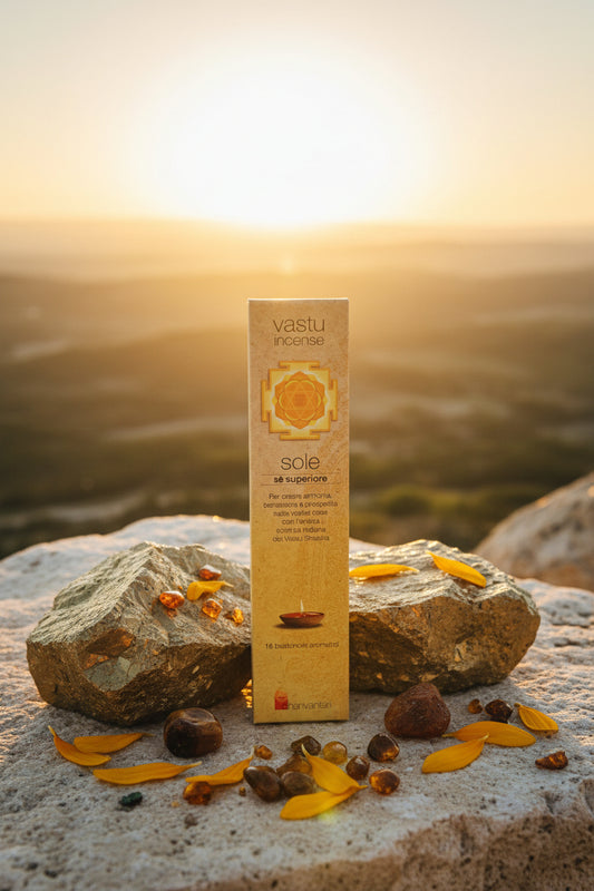 Astuccio di incenso naturale Sole Sé Superiore Dhanvantari linea Vastu tra ambra e petali dorati all'alba da Erboristeria La Clessidra Carpi