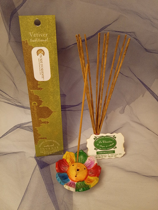 Incenso Vetiver Fiore d'Oriente Linea Traditional, astuccio con mazzetto di bastoncini, portaincenso a loto in coccio, biglietto da visita e velo di organza da Erboristeria La Clessidra Carpi.