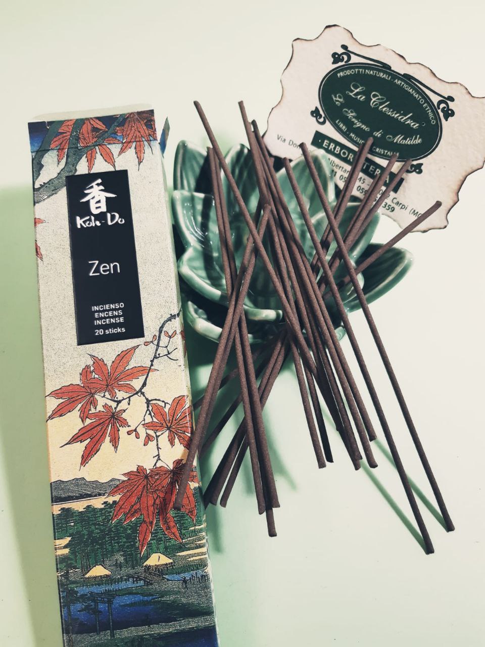 Incenso Giapponese Nippon Kodo Koh-Do Zen al Sandalo particolare con scatola e contenuto visibile - Erboristeria La Clessidra Carpi