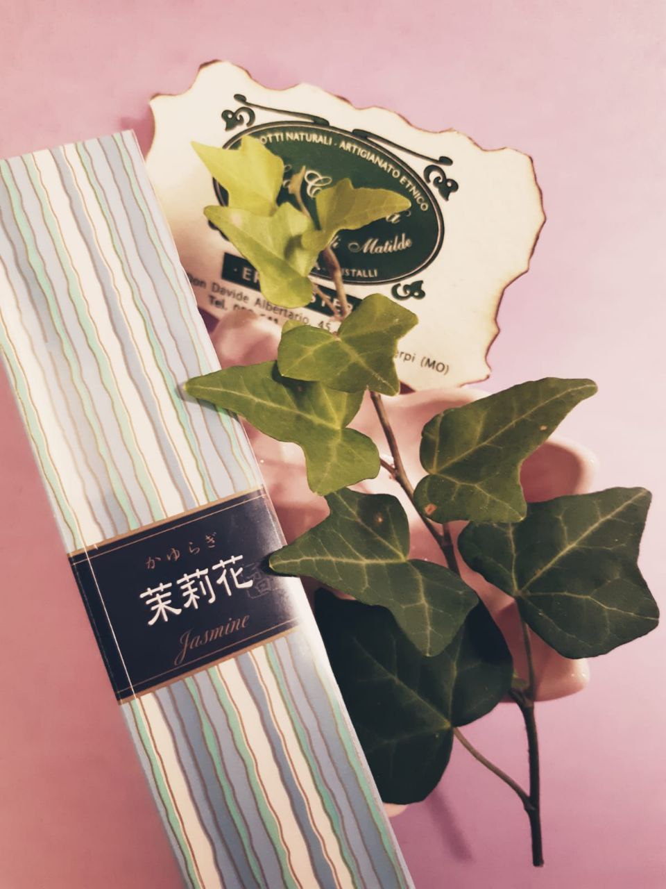 Incenso Giapponese Nippon Kodo Kayuragi Jasmine Gelsomino con biglietto da visita del negozio e portaincenso - Erboristeria La Clessidra Carpi
