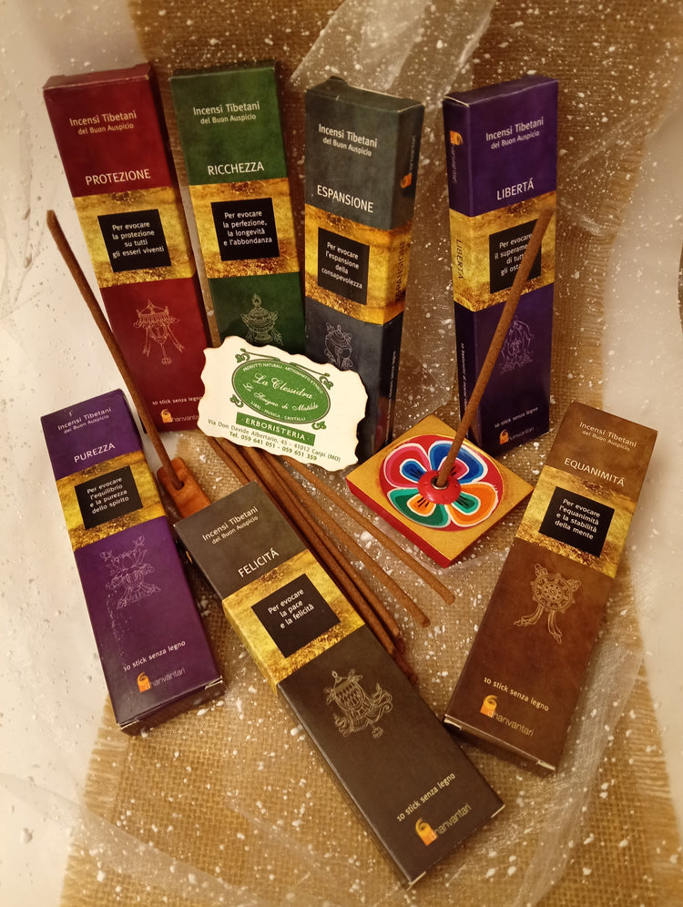 Incensi Tibetani del Buon Auspicio Dhanvantari in sette confezioni colorate, con bastoncini e portaincenso floreale, presso La Clessidra a Carpi.