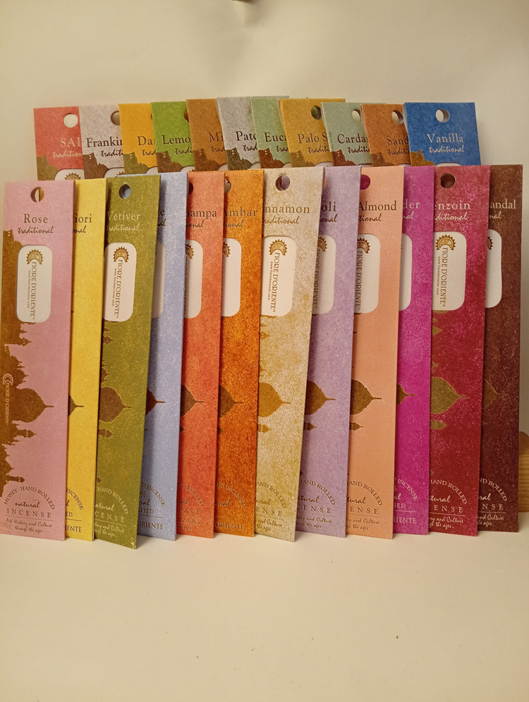 Esposizione in negozio di tutte le fragranze di Incensi Fiore d'Oriente Linea Traditional con astucci rigidi,  da Erboristeria La Clessidra Carpi