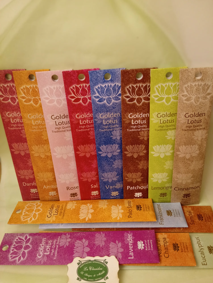 Esposizione in negozio di tutte le 14 fragranze di Incensi Fiore d'Oriente Linea Golden Lotus con astucci e biglietto da visita, da Erboristeria La Clessidra Carpi
