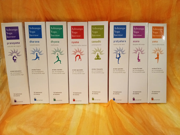 Astuccio di incensi ayurvedici Dhanvantari Linea Ashtanga Yoga esposti insieme da Erboristeria La Clessidra Carpi