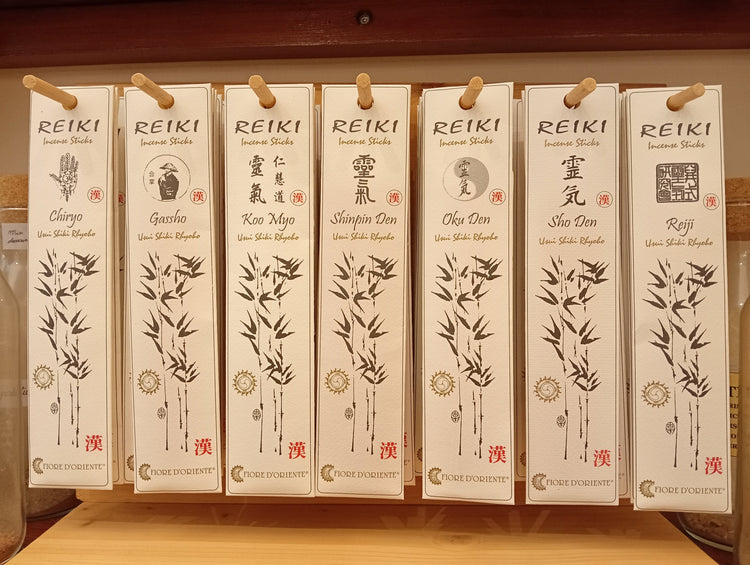 Linea completa Incensi Reiki Fiore d'Oriente - 7 fragranze artigianali metodo Masala esposte nell'espositore - La Clessidra Carpi