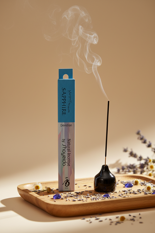Incenso Giapponese Shoyeido Magnifiscients Sapphire Zaffiro in ambiente rilassante e uno stick acceso - Erboristeria La Clessidra Carpi