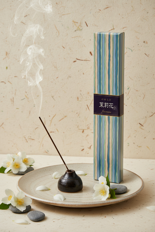 Incenso Giapponese Nippon Kodo Kayuragi Jasmine Gelsomino acceso su ceramica e sfondo carta di riso - Erboristeria La Clessidra Carpi