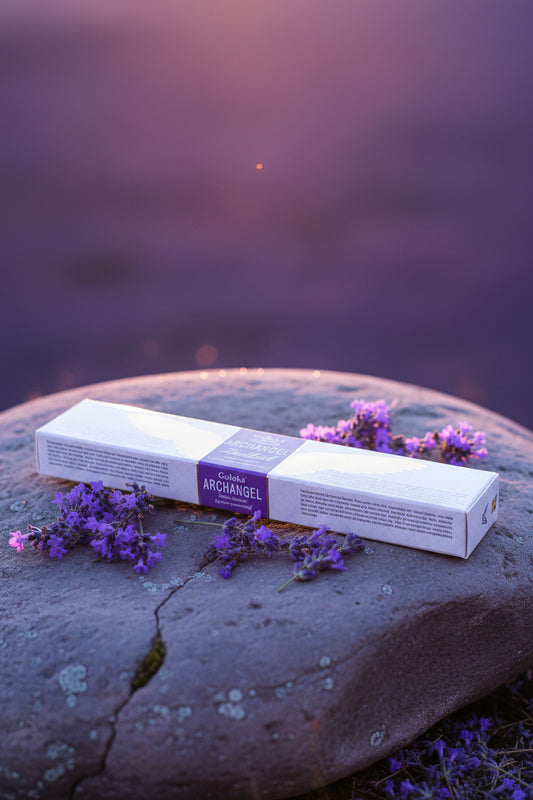 Incenso Indiano Goloka Arcangeli Arcangel Zadkiel su una roccia all aperto circondato da fiori viola al crepuscolo - Erboristeria La Clessidra Carpi