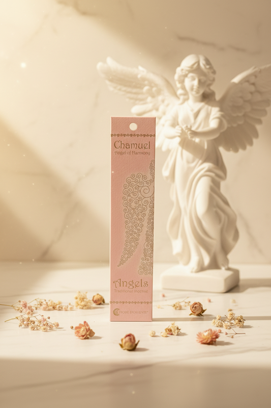 Incenso Naturale Fiore d'Oriente Arcangeli Arcangel Chamuel su marmo bianco con fiori secchi e  angelo - Erboristeria La Clessidra Carpi