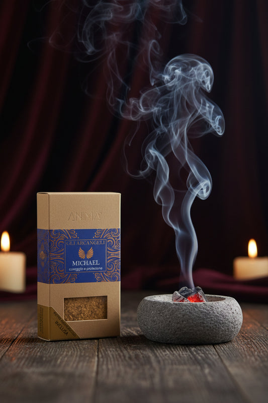 Incenso in Grani Anima Teos Arcangeli Michael scatola su legno scuro con fumo e sfondo velluto bordeaux - Erboristeria La Clessidra Carpi
