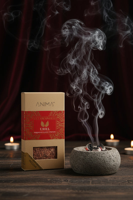Incenso in Grani Anima Teos Arcangeli Uriel scatola su legno scuro con fumo e sfondo velluto bordeaux - Erboristeria La Clessidra Carpi