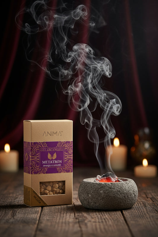 Incenso in Grani Anima Teos Arcangeli Metatron scatola su legno scuro con fumo e sfondo velluto bordeaux - Erboristeria La Clessidra Carpi