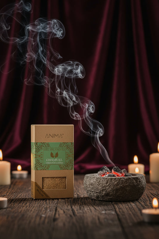 Incenso in Grani Anima Teos Arcangeli Chamuel scatola su legno scuro con fumo e sfondo velluto bordeaux - Erboristeria La Clessidra Carpi