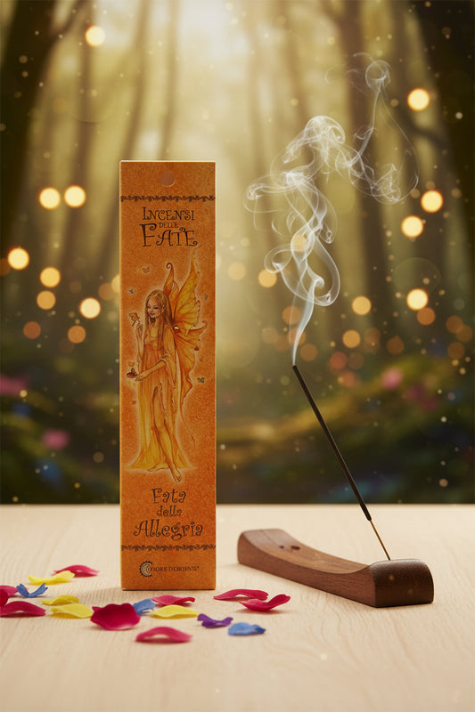 Incenso Fiore d'Oriente Linea delle Fate Fata dell'Allegria scatola su legno chiaro con fumo e sfondo bosco incantato magico - Erboristeria La Clessidra Carpi